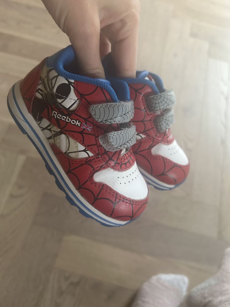 13cm Adidasy spiderman reebok 19,5 świecące w nocy