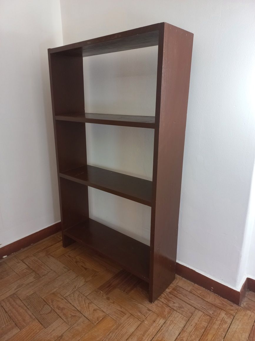 Móvel com prateleiras