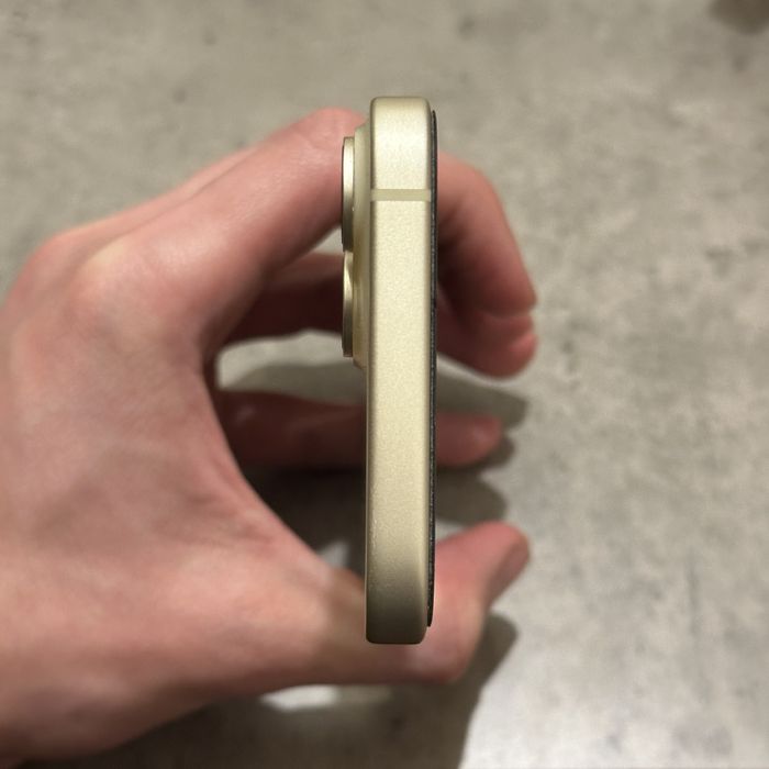 Apple Iphone 15 yellow