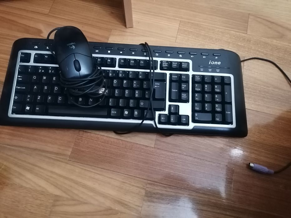 Vendo sbufer com colunas, teclado e rato