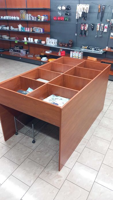 Drewniany regał ekspozycyjny z przegrodami