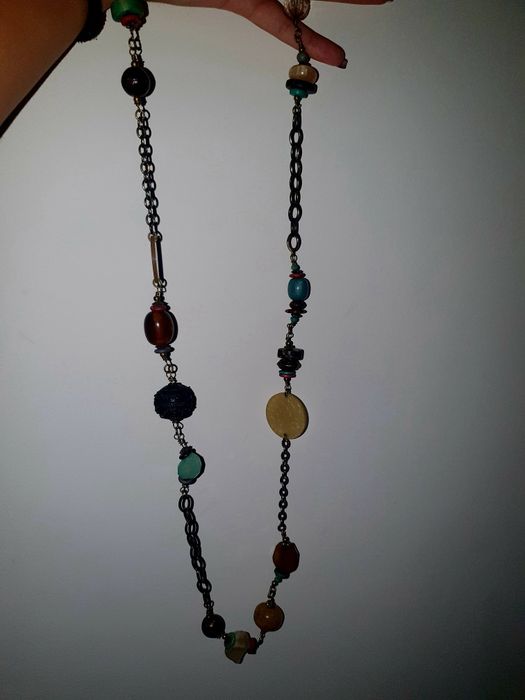 Colar longo hippie com pedras