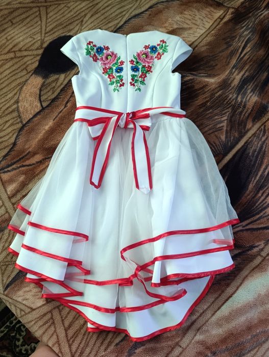 Вишиване плаття з віночком