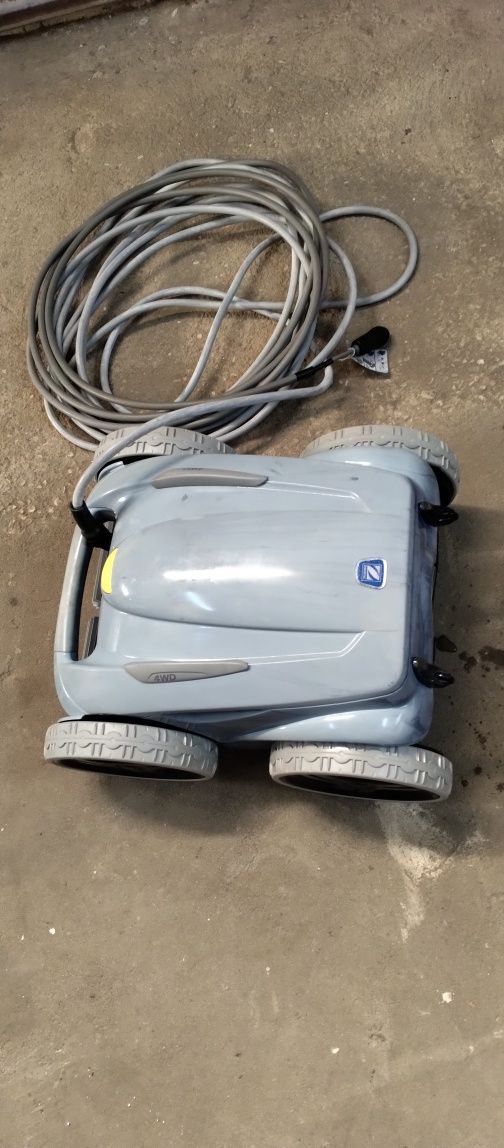 Robot de piscina, chapéus de sol e motor portão seccionado
