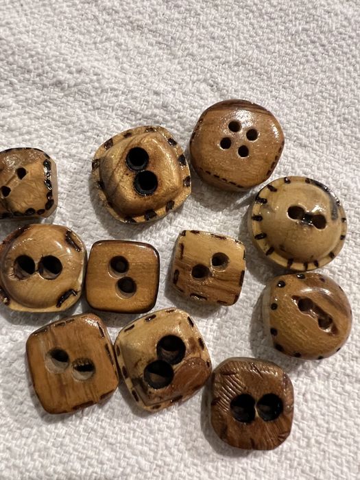 Botões vintage em madeira.
