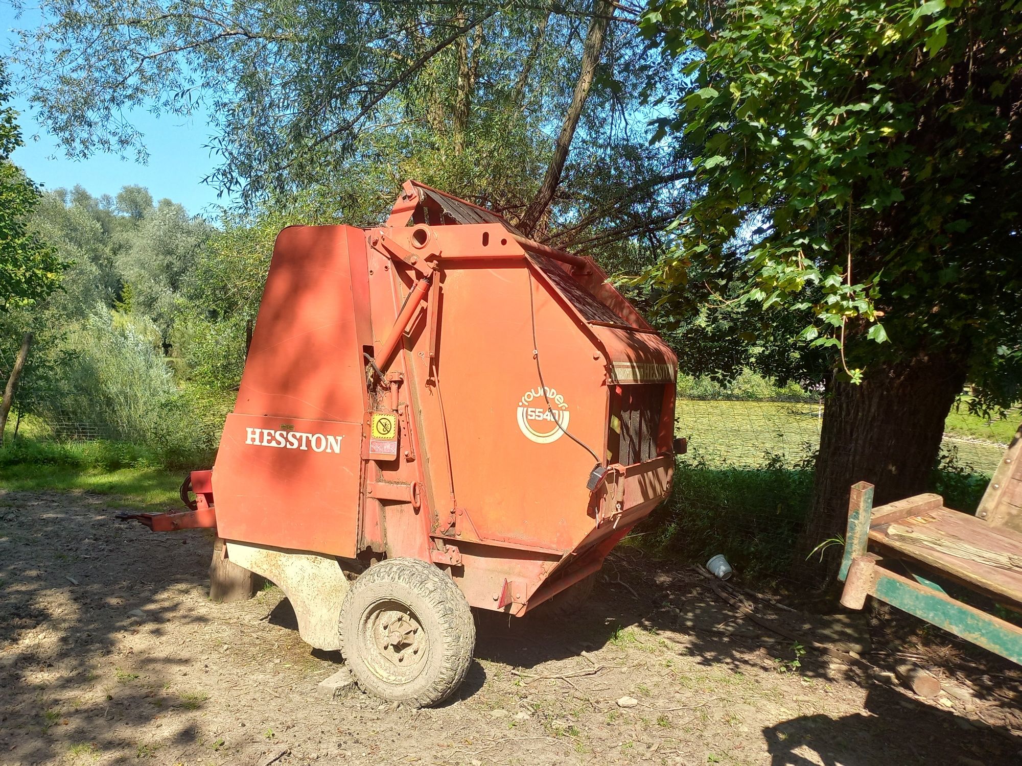 Sprzedaż Ciagników i prasy Hesston