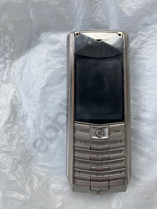 Продаётся телефон Vertu в рабочем состоянии с зарядкой