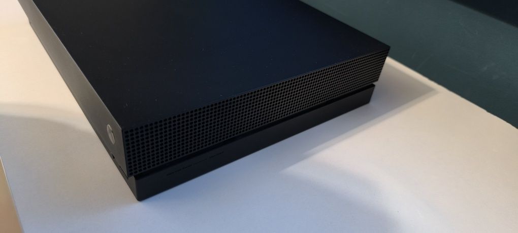 Xbox one X 1TB + 2 pady