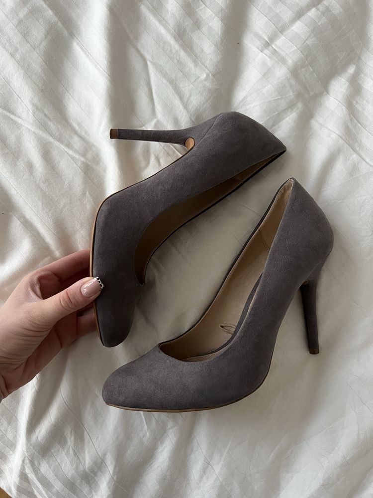 Szare szpilki obcasy 39 zamszowe Zara buty na obcasie eleganckie