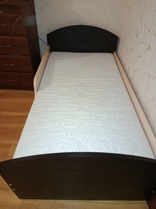 Дитяче ліжко з матрацом