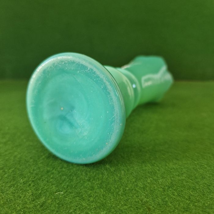 Jarra em vidro opalino verde