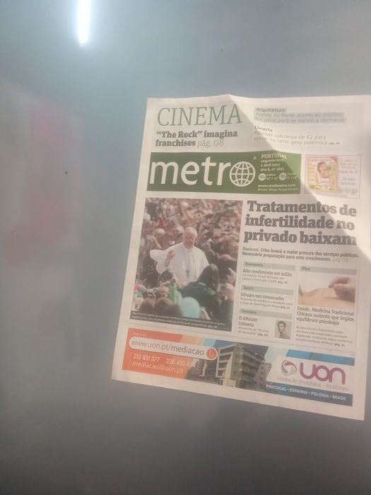 8 jornais O Metro e um folheto San Luís .