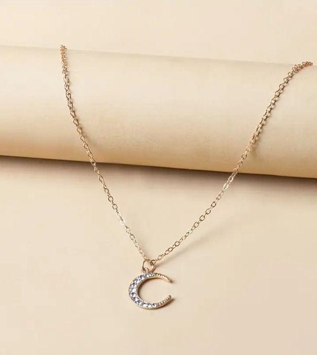 Naszyjnik o kolorze srebrnym