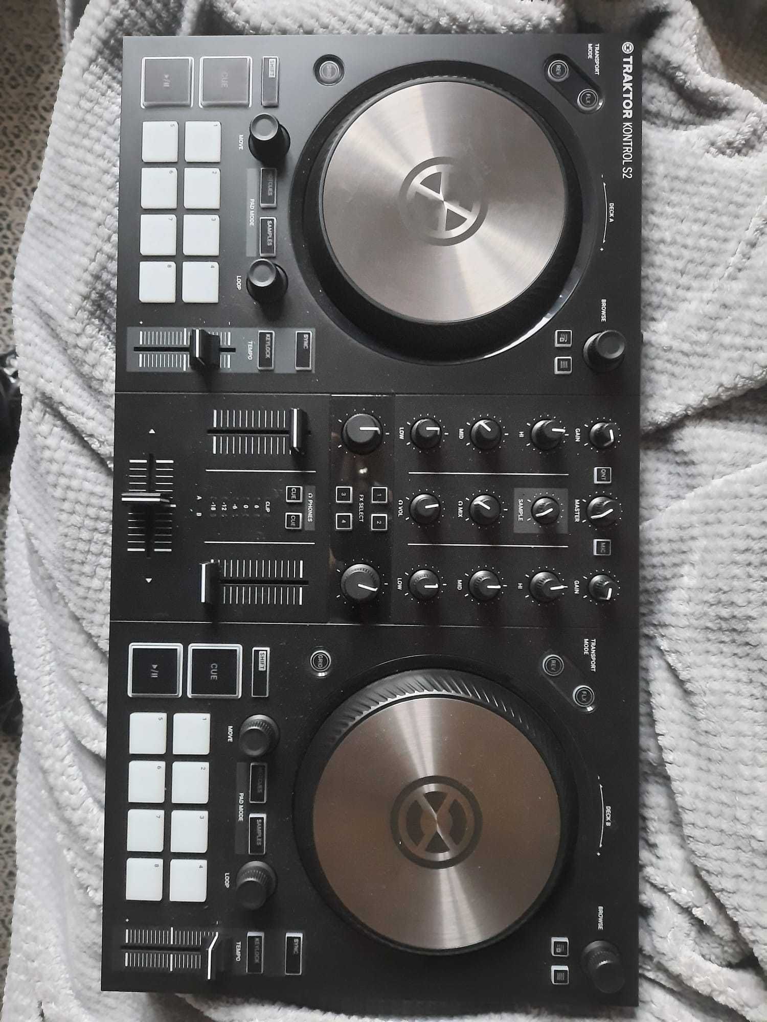 Controlador DJ Traktor S2 MK3 (Novo com licenca traktor]