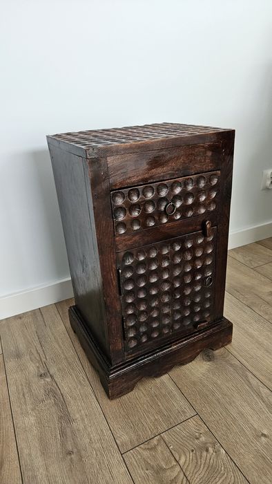 Kolonialna szafka indyjska