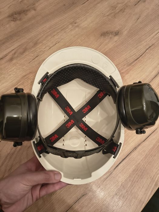 Kask ochronny biały z nausznikami 3M