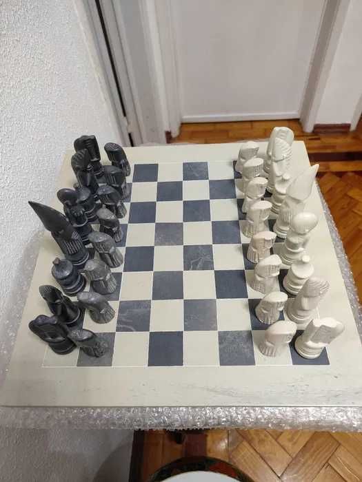 Jogo de xadrez talhado a mão