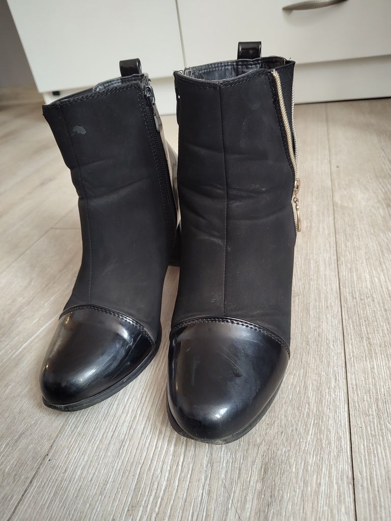 Czarne botki na wysokim obcasie z ozdobnym zamkiem r. 39