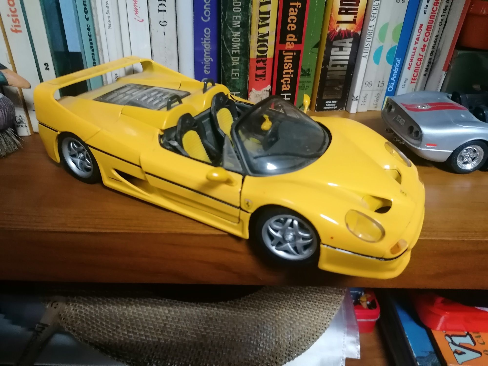 Ferrari F50 amarelo