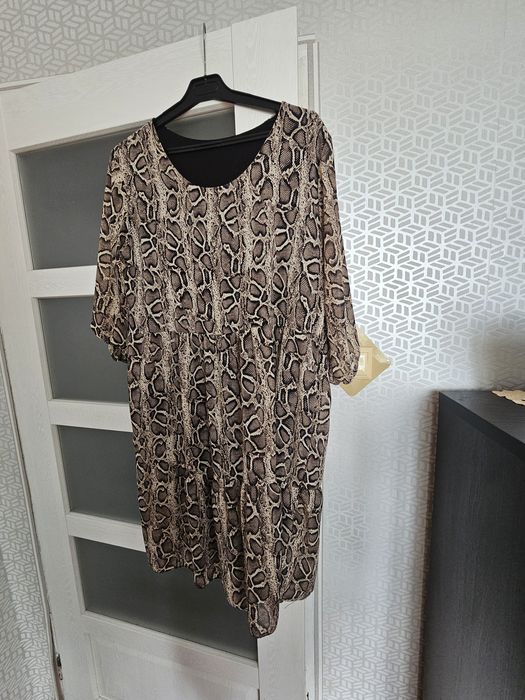 Sukienka uniwersalna w panterkę.