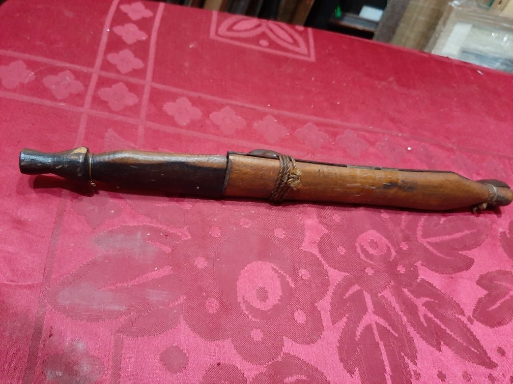 Espada muito antiga com cabo em madeira