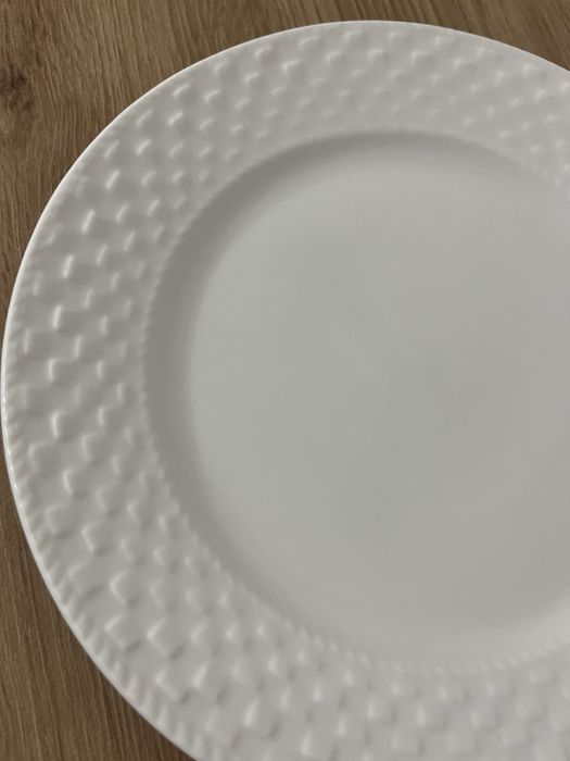 Zestaw talerzy deserowych.