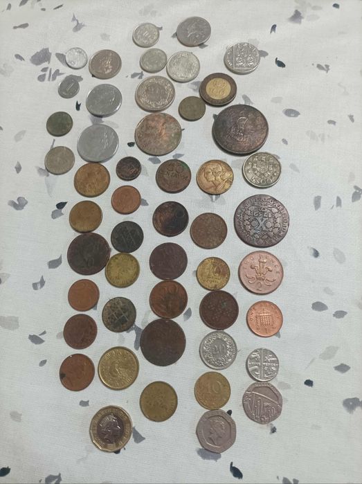 Moedas de escudos e notas de vários países