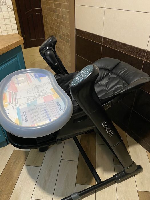 Дитячий стільчик для годування-гойдалка.