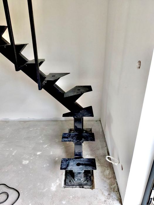 Schody na stelażu z balustradą