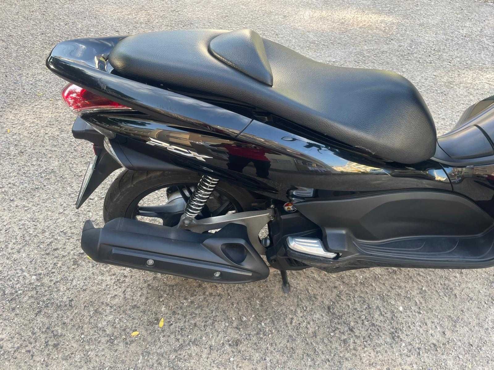 Vendo pcx 125 muito bem estimada e com. Poucos km