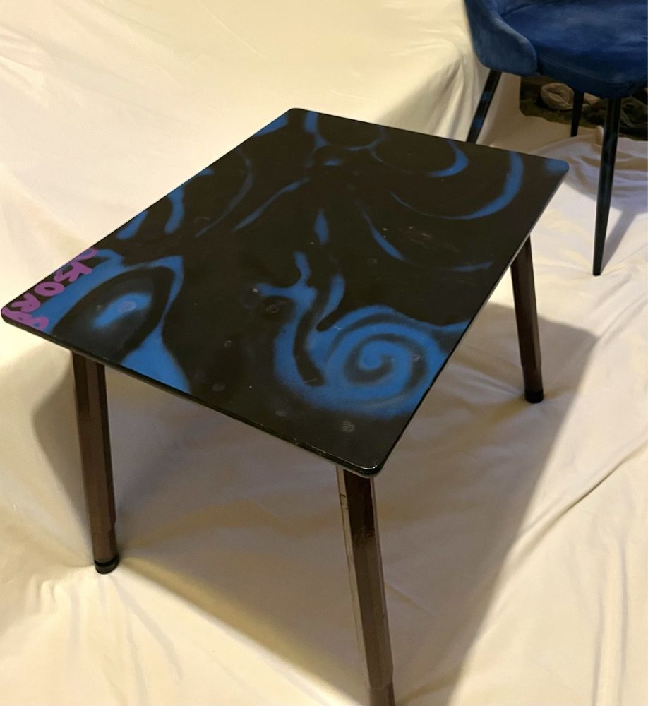 Stolik ręcznie malowany – lo-fi klimat, unikatowy styl