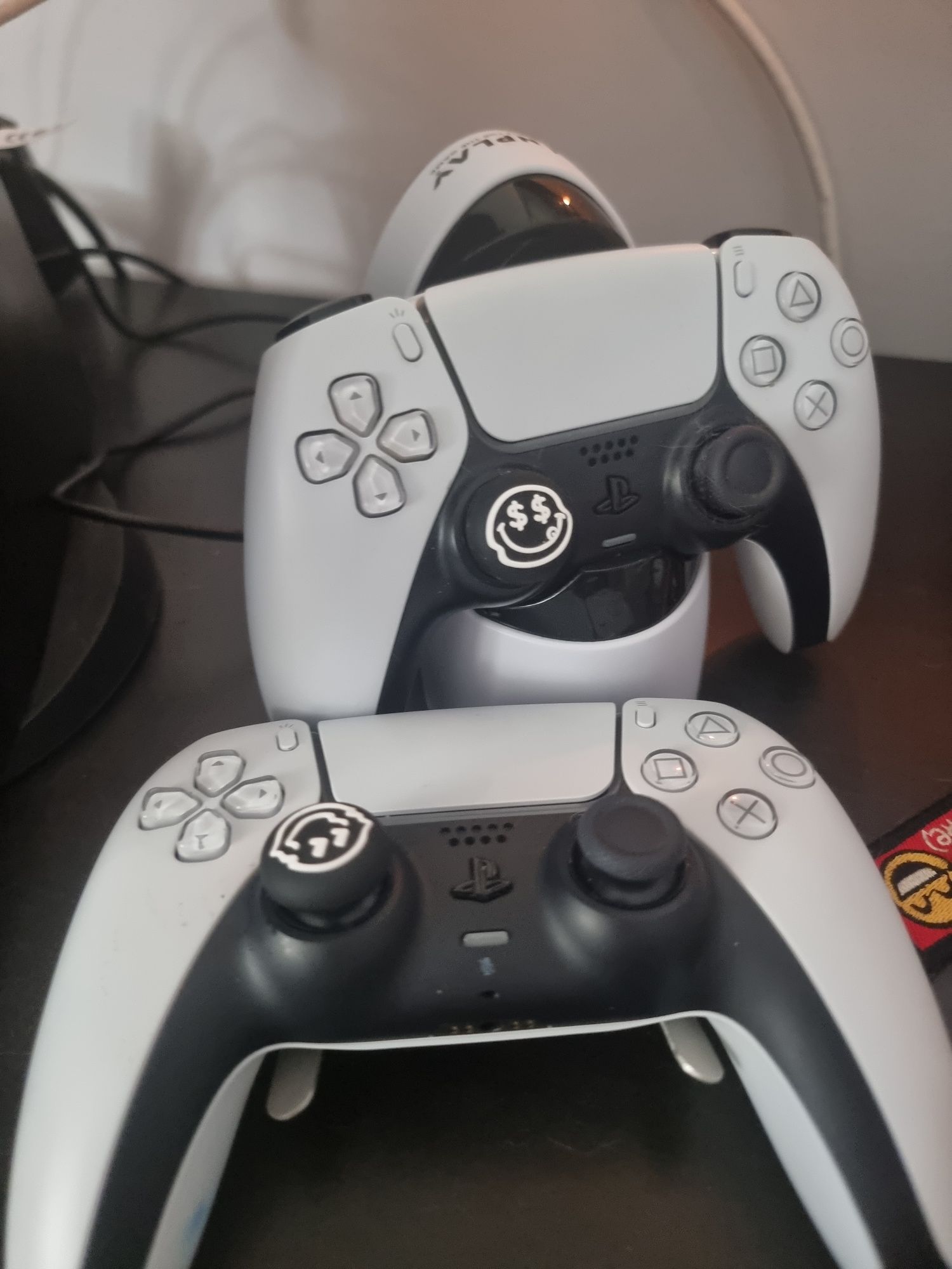 Ps5 1tb com 2 comandos e fones
