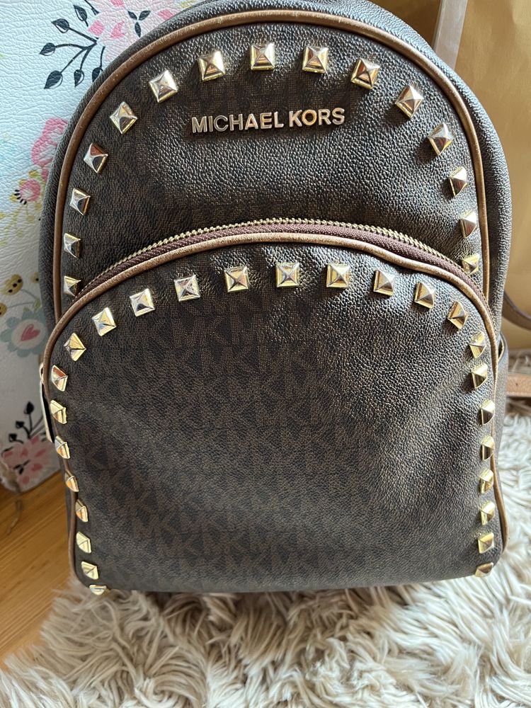Michael Kors plecaczek rhea plecak brązowy monogram logowany złote