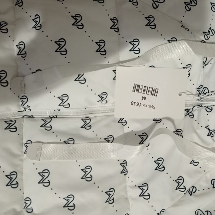 Зимова біла куртка