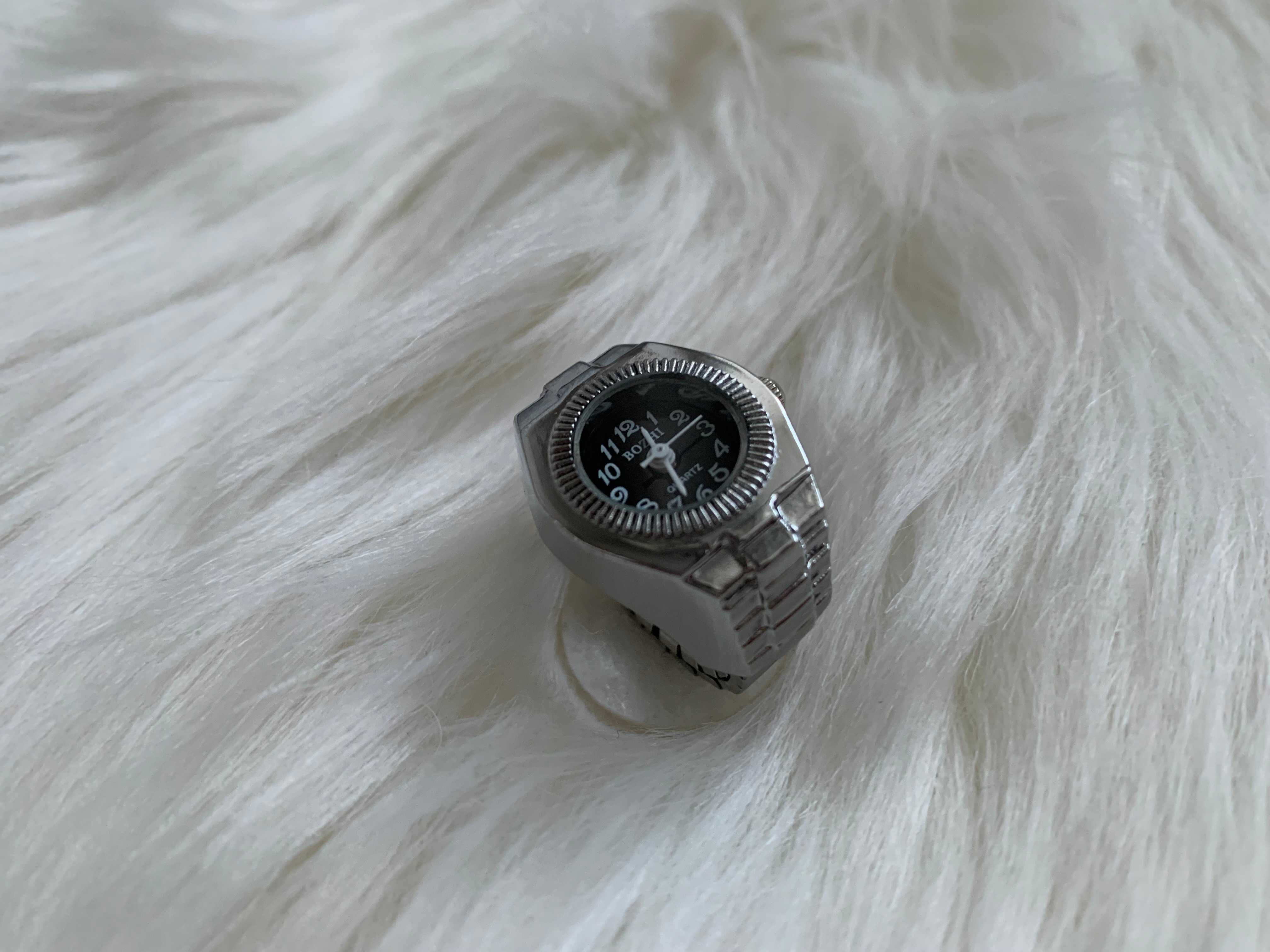 Srebrny sygnet zegarek na palec z okrągłą czarną tarczą