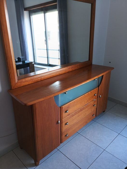 Aparador e mesa de apoio.