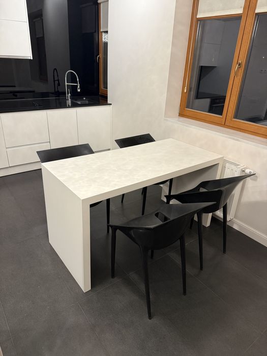 Nowoczesny stół z płyty lakierowanej (Łód)ź