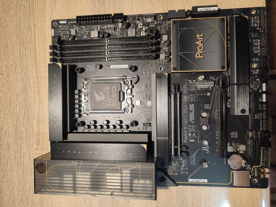 Продам материнську плату asus proart b760