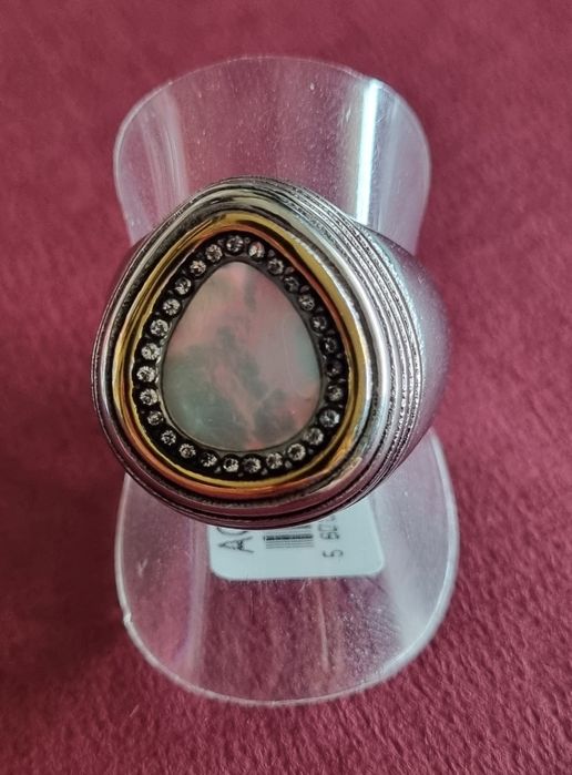 Anel bicolor, em aço, com gota em madrepérola e zirconias. T181