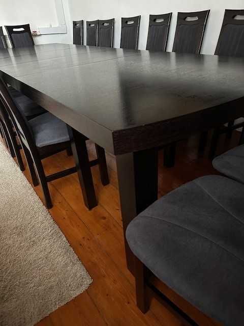 Stół rozkładany z 16 krzesłami
