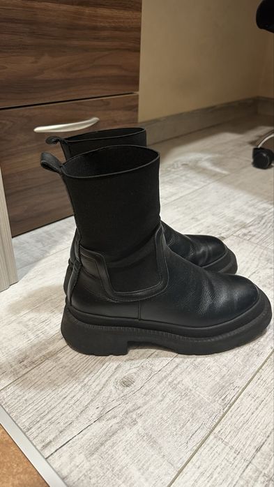 Шкіряні чоботи. утеплені овчиною. розмір 38, на 24 см.