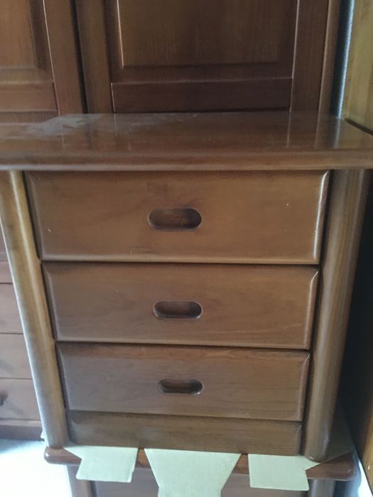 Mesas de cabeceira em pinho mel