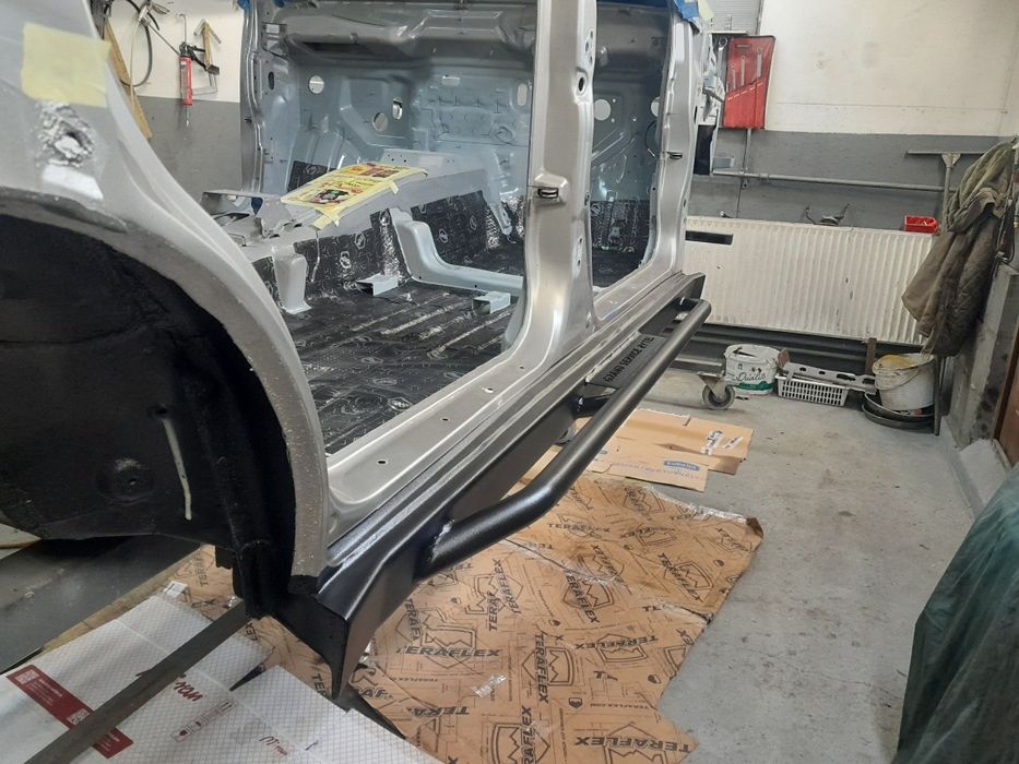 Suzuki grand vitara xl7 progi stalowe z orurowaniem bocznym