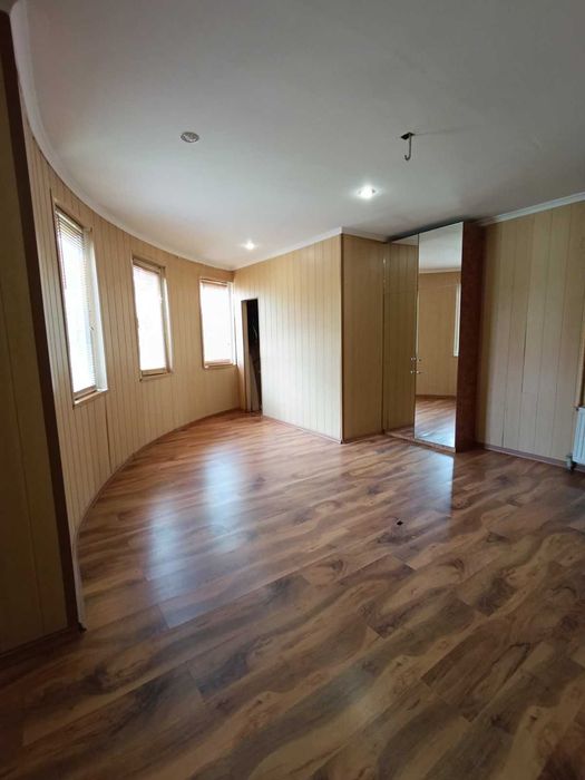 Продам дом в самом центре города . Rn