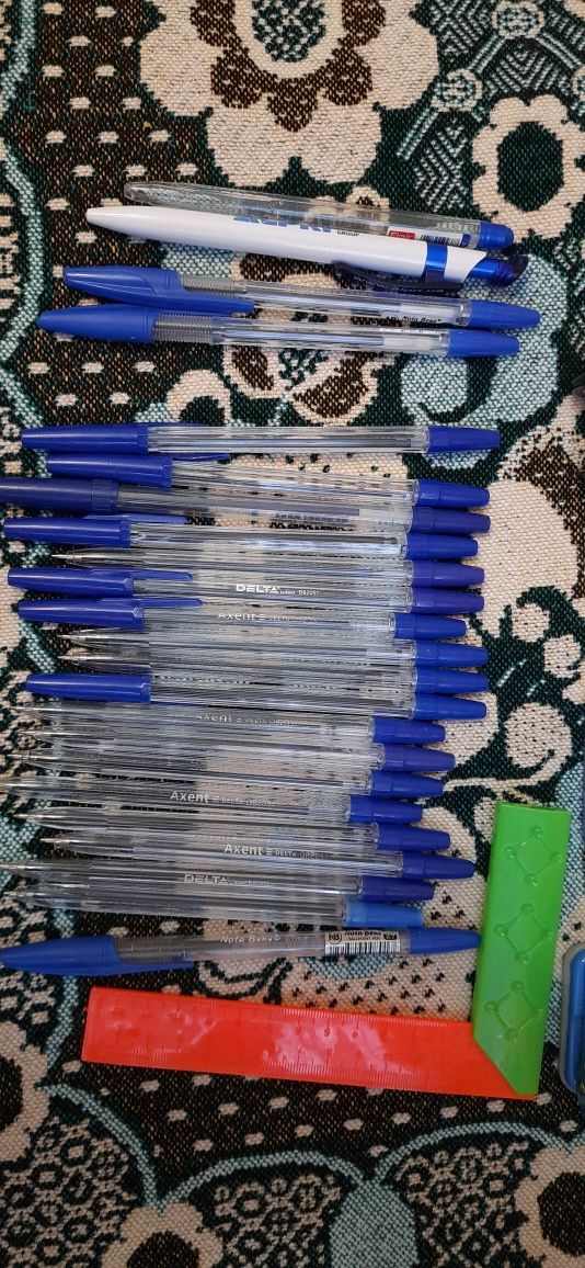 Ручки сині кулькові, степлер, лінійка, дирокол, гумка, лінійка