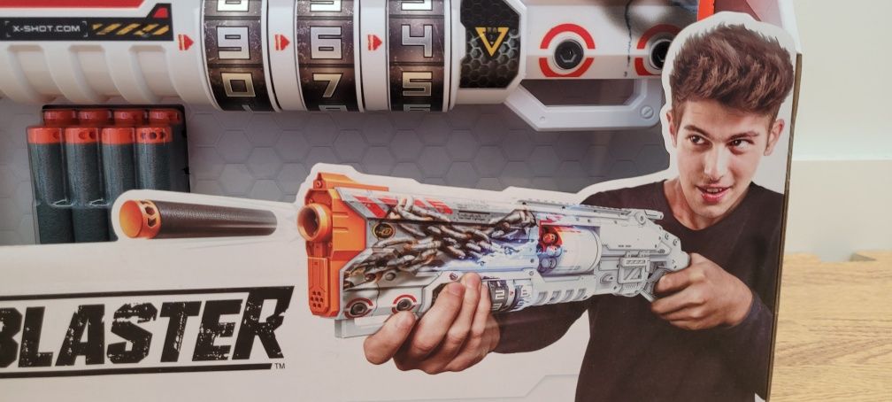 Lançador X-Shot com 16 dardos