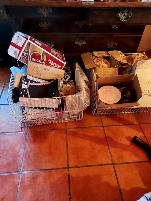 2 cestos cheio de coisas de casa
