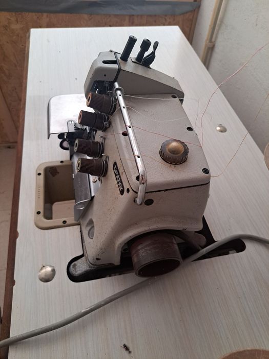 Máquina de Corte e Cose Industrial Brother