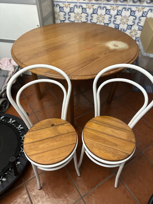Mesa redonda com 4 cadeiras