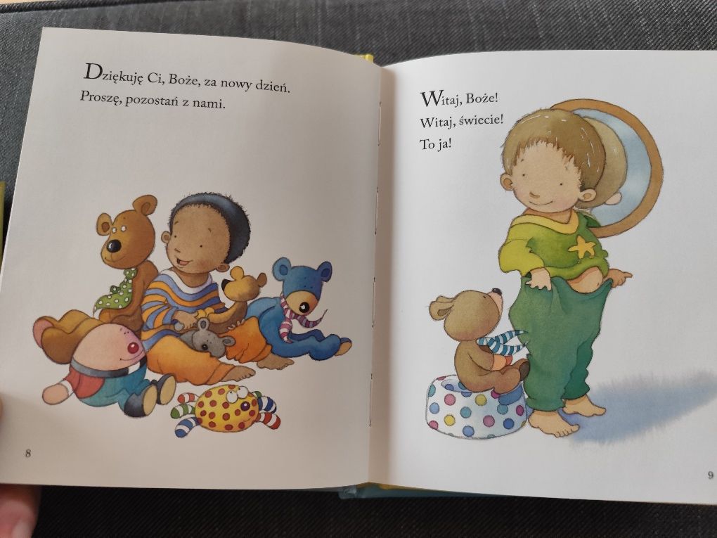 Biblia i modlitwy małego dziecka